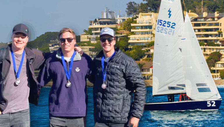 “Apuntamos al podio”: La historia del trío de jóvenes chilenos que busca hacer historia en el Mundial de vela