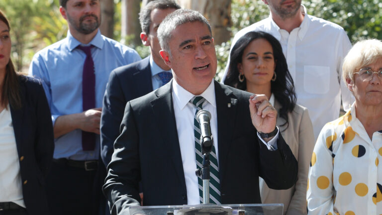 Mario Desbordes defiende a Evelyn Matthei y evita entrar en polémica sobre vida privada de Tohá