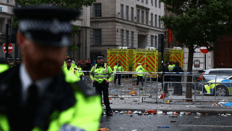 Un hombre fue detenido tras impactante atropello de hinchas del Liverpool