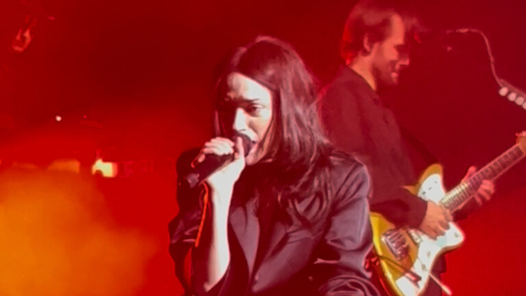 St. Vincent y Kim Gordon coronan noche histórica del rock alternativo en Santiago