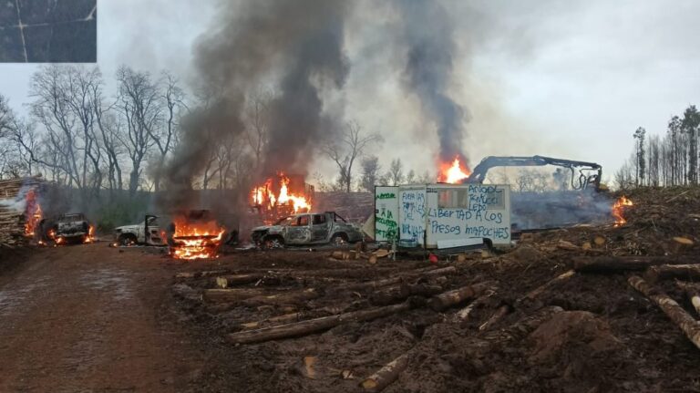 Ataque incendiario destruye maquinaria forestal en Mulchén: Atacantes exigen libertad para presos mapuches