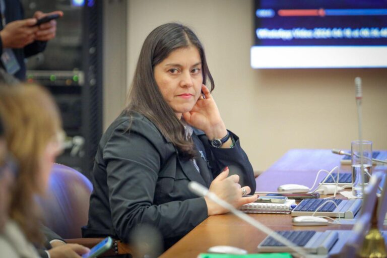Diputada Medina propone usar brigadas caninas en establecimientos educacionales para fiscalizar vínculos con narcotráfico