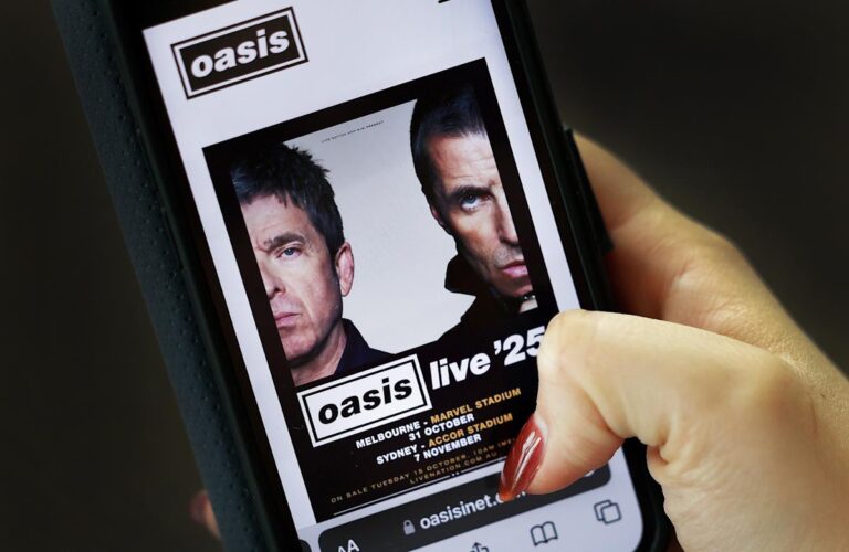 Mánager de Oasis confirma que 2025 marcará el cierre definitivo de la banda
