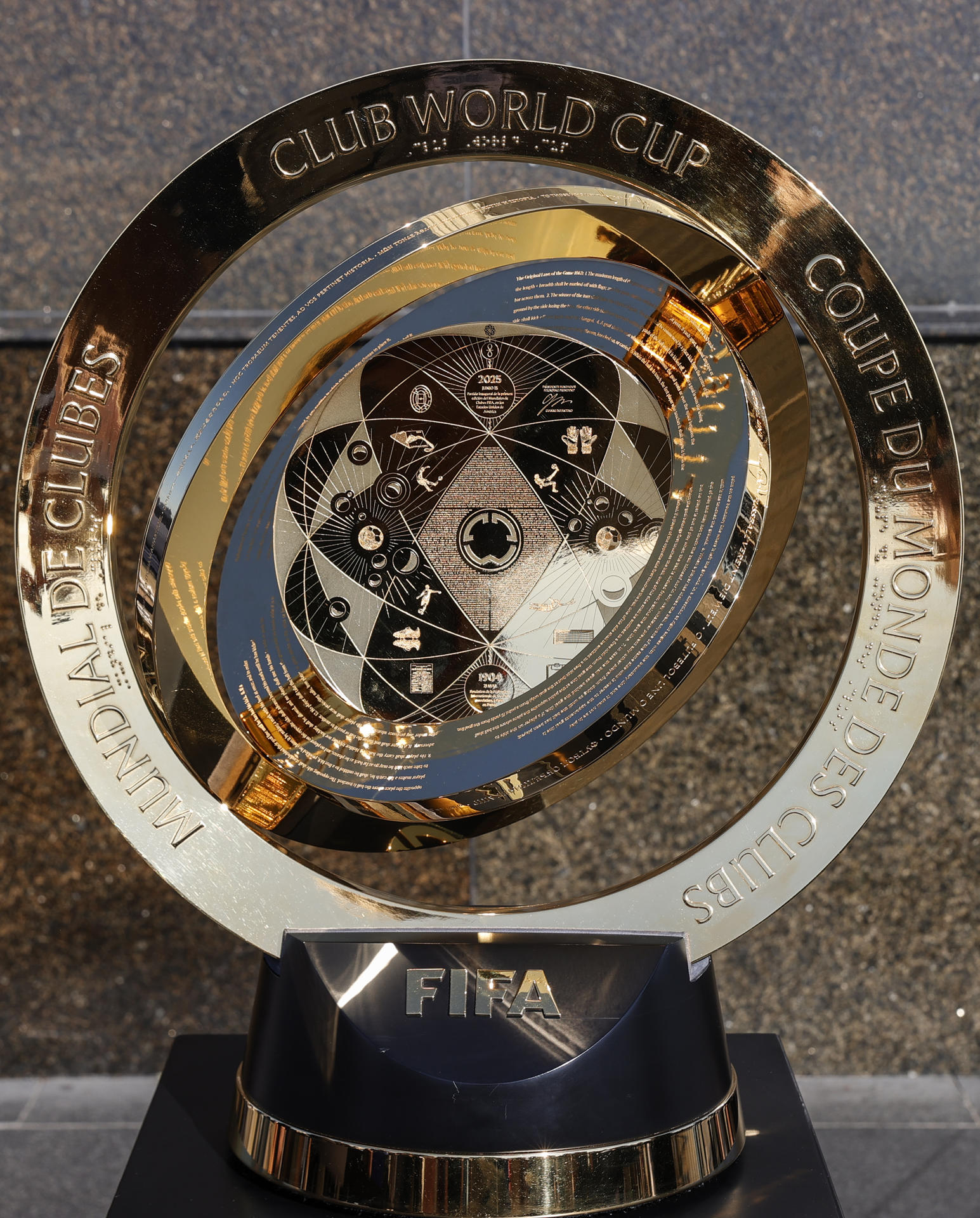 Fotografía que muestra el trofeo de la Copa Mundial de Clubes de la FIFA, en una imagen de archivo. EFE/ André Coelho