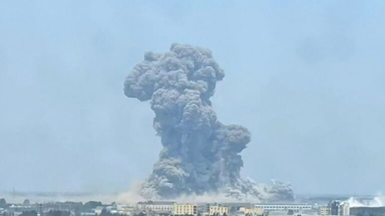 Gigantesca explosión en planta química del este de China lanza nube tóxica al cielo