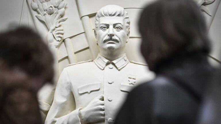 El regreso de Stalin a la vida pública rusa: Así es el polémico monumento en su honor instalado en el metro de Moscú