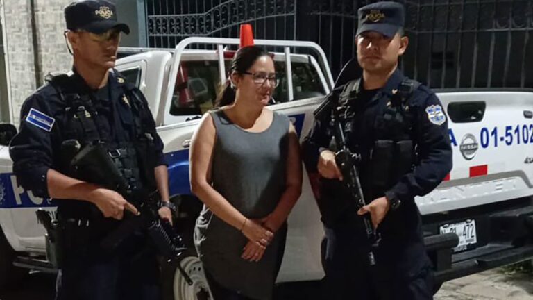 Detienen en El Salvador a abogada de Derechos Humanos crítica del gobierno de Bukele