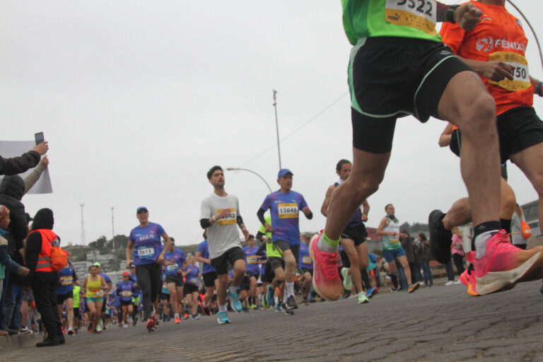 “No pruebes nada nuevo el día de la carrera”: Kinesiólogo entrega recomendaciones clave para la Maratón de Santiago