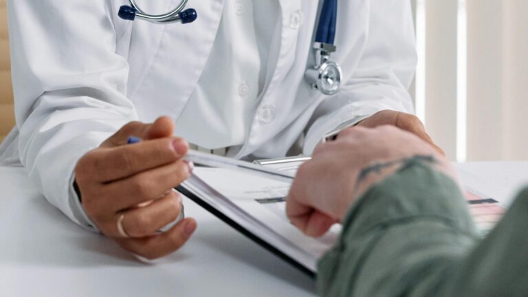 ¿Cómo identificar posibles señales de cáncer a la piel?: Doctor entrega consejos para detectarlas