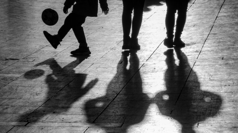 Salud mental: Terapeuta entrega recomendaciones a padres para hablar con sus hijos sobre bienestar