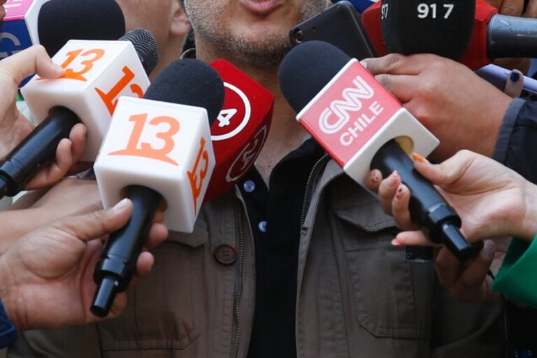 Chile cae 17 puestos en el ranking mundial de libertad de prensa: Informe alerta sobre amenazas económicas y judiciales