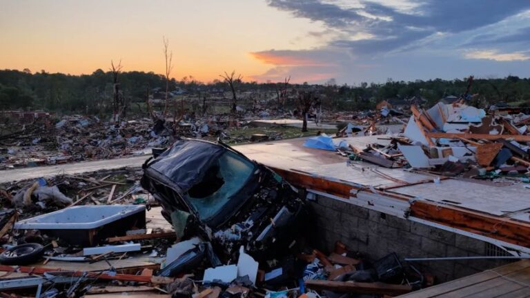 EE.UU. bajo alerta por tornados: Al menos 16 muertos y más de 700 mil hogares sin electricidad