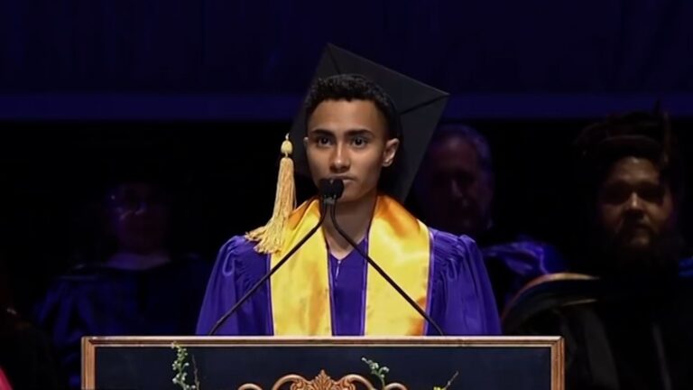 Universidad de Nueva York retiene diploma a estudiante que denunció la guerra en Gaza en pleno discurso de graduación