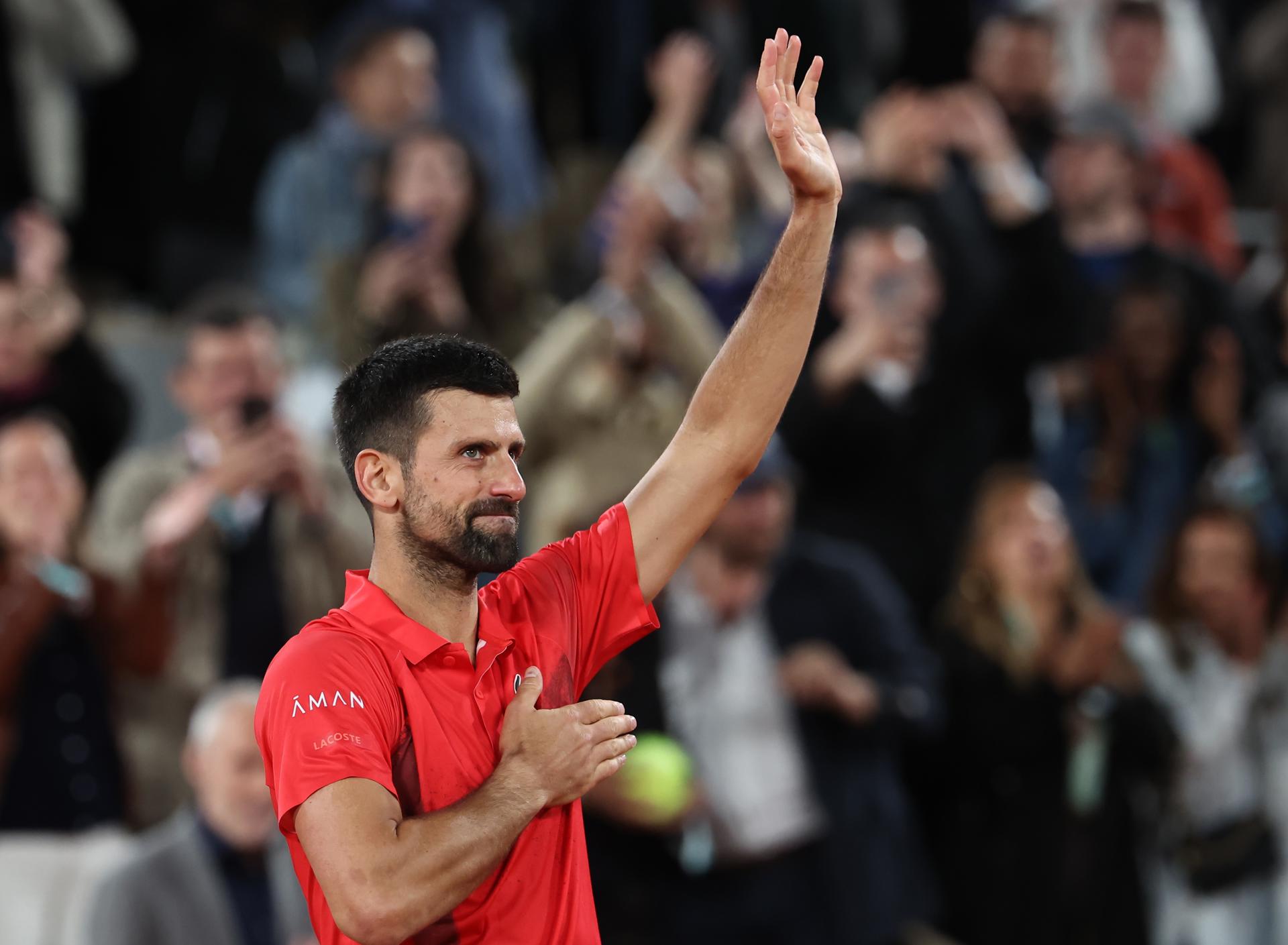 Novak Djokovic reacciona tras perder su partido de semifinales masculina contra Jannik Sinner de Italia en el torneo de tenis Grand Slam del Abierto de Francia en Roland Garros en París, Francia, el 06 de junio de 2025. (Tenis, Abierto, Francia, Italia) EFE/EPA/CHRISTOPHE PETIT TESSON
