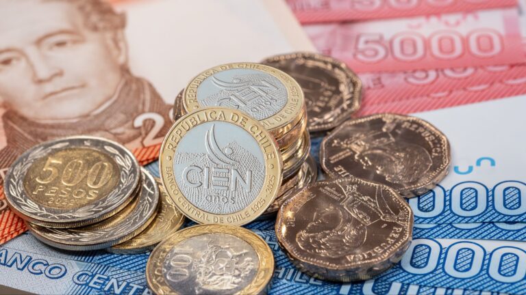 Banco Central conmemora su centenario presentando moneda de $100: Se podrá usar en cualquier tipo de transacción