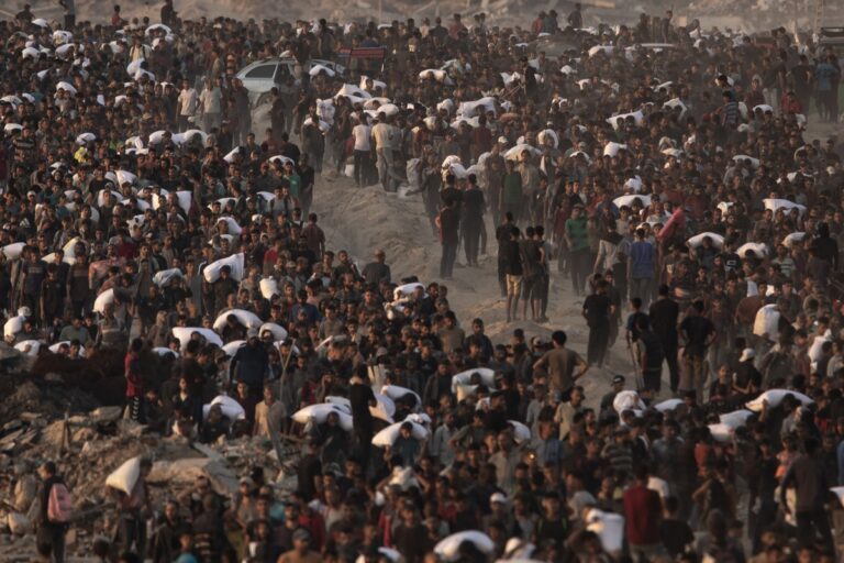 Israel mata al menos a 50 palestinos en Gaza, siete de ellos mientras esperaban comida