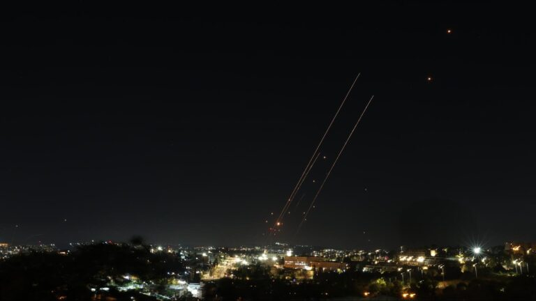 Irán lanza novena oleada de ataques a Israel, advirtiendo que durará hasta el amanecer