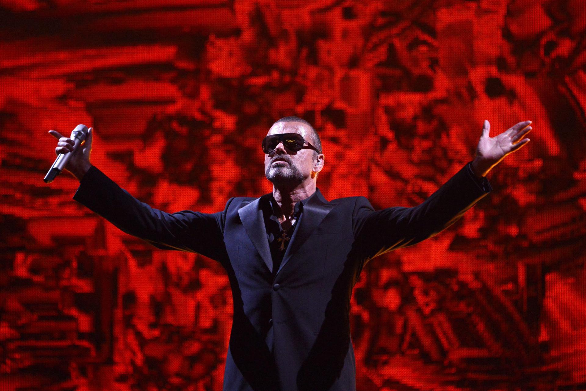 El cantante británico George Michael ofrece un concierto con motivo de la velada especial a beneficio de la lucha contra el SIDA en el Palais Garnier de la ópera en París, Francia hoy 9 de septiembre de 2012. EFE/Stephane Reix