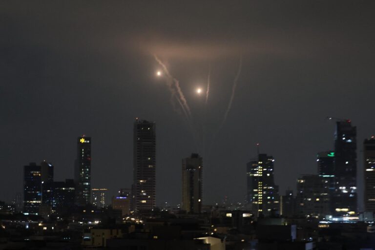 EE.UU. moviliza bombarderos hacia el Pacífico mientras Trump sopesa si atacar Irán