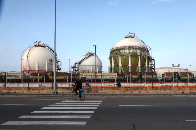 ¿Por qué el estrecho de Ormuzes un punto estratégico para el comercio del petróleo y el gas?