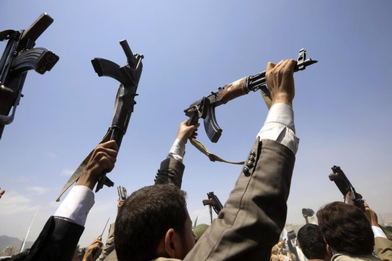 Milicia chiíta en Irak advierte que si Trump entra a conflicto Israel-Irán, atacarán bases de Estados Unidos en la región