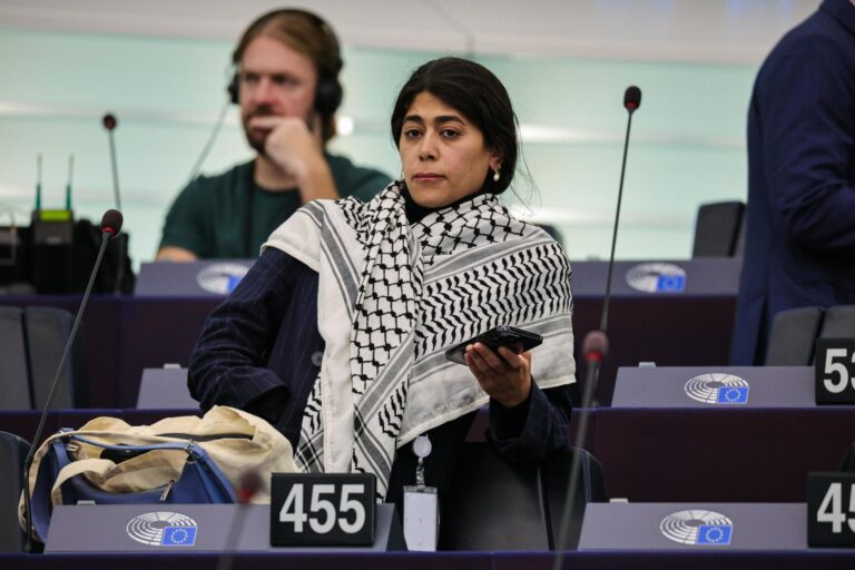 Denuncian que Israel habría puesto en aislamiento penitenciario a Rima Hassan, eurodiputada francesa, que viajaba en barco con ayuda a Gaza