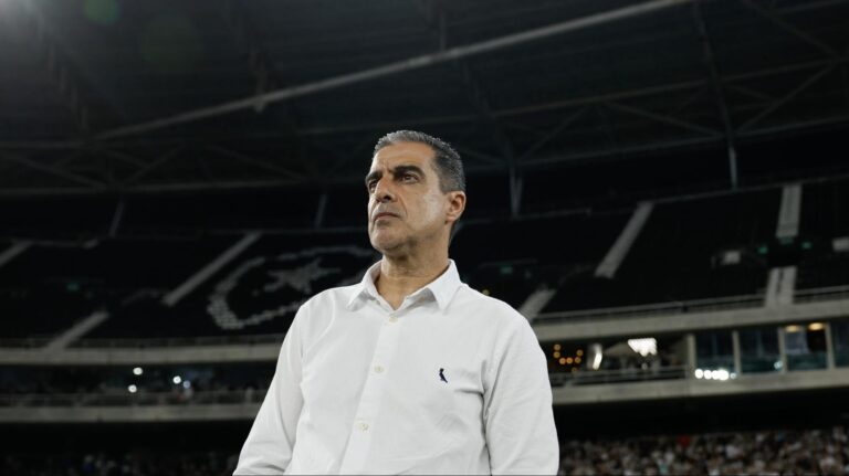 No lo salvó el triunfo ante el PSG: Botafogo despidió a su DT tras eliminación del Mundial de Clubes