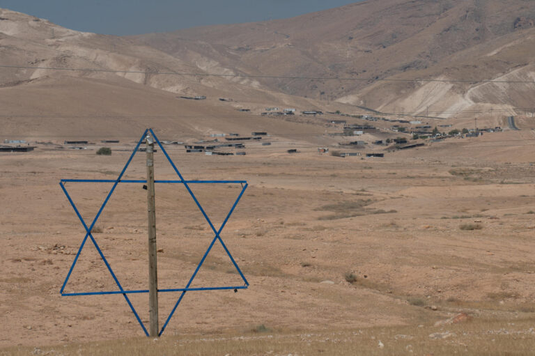 Colonos israelíes vestidos de militares agreden a palestinos en el sur de la Cisjordania ocupada