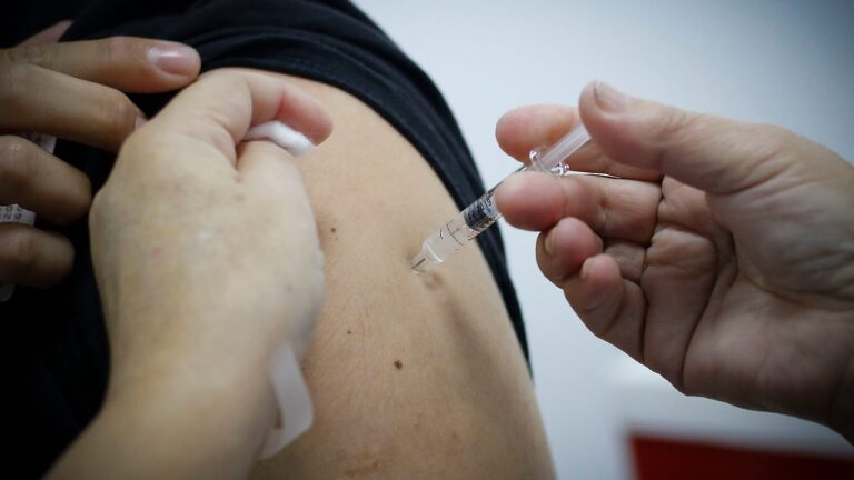 Autoridades llaman a vacunar a niños contra el sarampión: 4 de cada 10 no tienen la segunda dosis