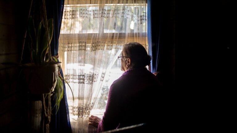 “Puedes vivir con tu familia y aun así sentirte solo”: experta alerta sobre la soledad y el aislamiento en adultos mayores en Chile