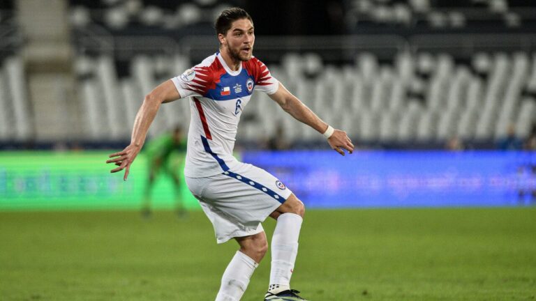 Francisco Sierralta deja el fútbol inglés para dar el salto a la Ligue 1: Llega al Auxerre