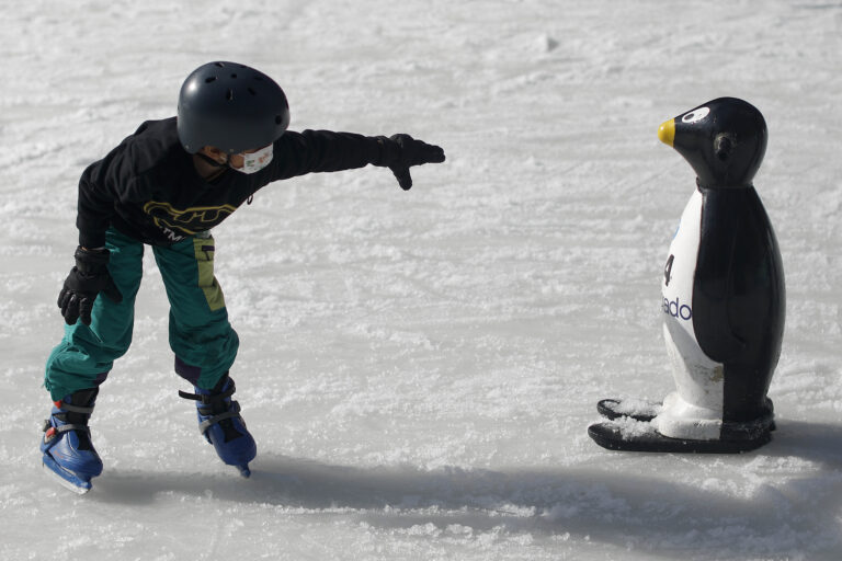 Expertas entregan recomendaciones clave para cuidar a los niños en las vacaciones de invierno