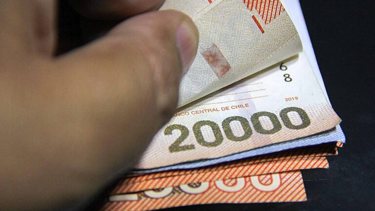 Gobierno oficializa alza del sueldo mínimo: Llegará a $539 mil en enero de 2026