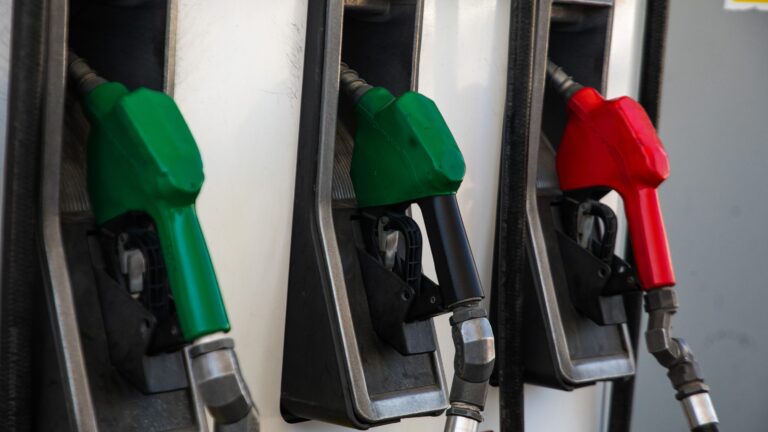 Suben los precios de la bencina y el diésel en Chile por conflicto entre Irán e Israel