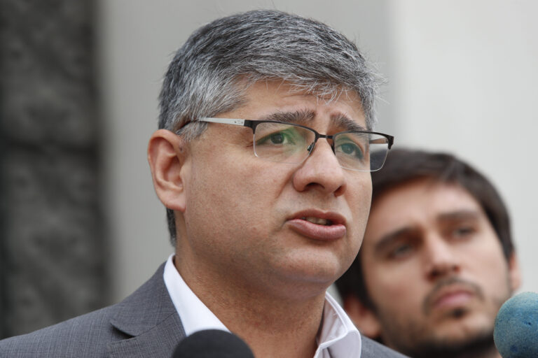 Cubillos emplaza al PC por críticas a Tohá: 