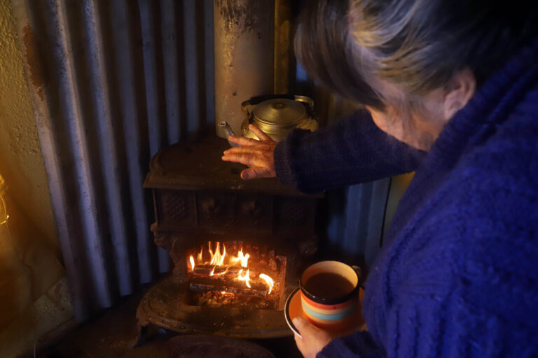 Cambio gratis de estufas a leña en la Región Metropolitana: Revisa si puedes postular y cómo hacerlo