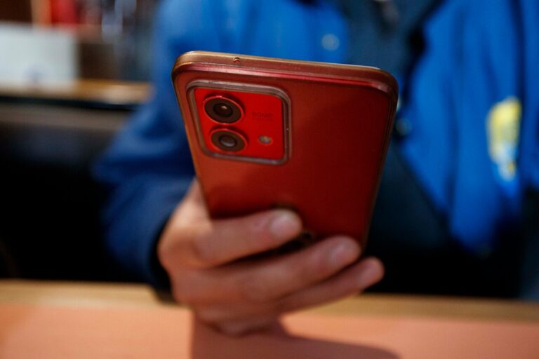 Adolescente de 17 años murió electrocutado mientras manipulaba su celular conectado a la corriente