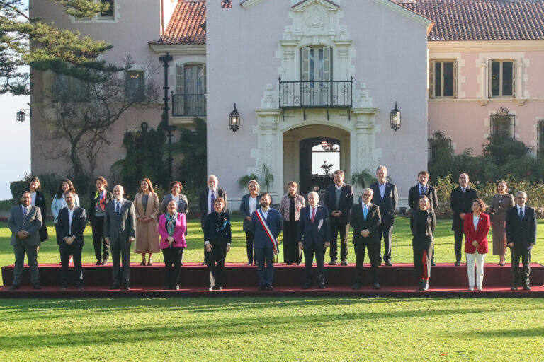 Revelan que La Moneda gastó $3,8 millones en maquillaje y peinados para la foto oficial de la Cuenta Pública