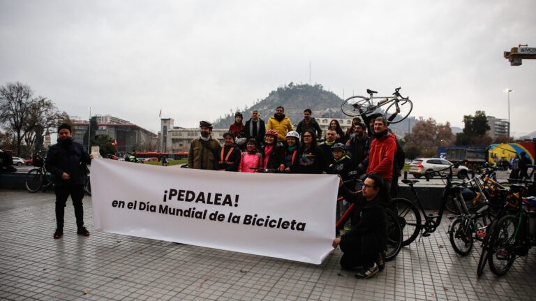 Día Mundial de la Bicicleta: ¿Qué desafíos enfrenta Chile y quiénes pedalean?
