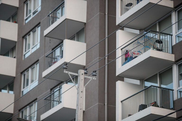 Gastos comunes al alza: Expertos proyectan aumentos de hasta 30% este invierno en la RM