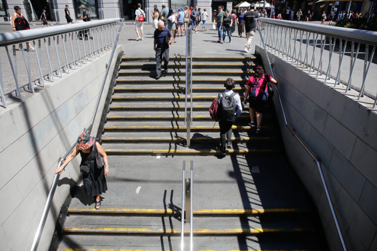 La derecha gana terreno en Chile: identificación sube de 30% a 36% entre 2023 y 2025, mientras caen centro e izquierda