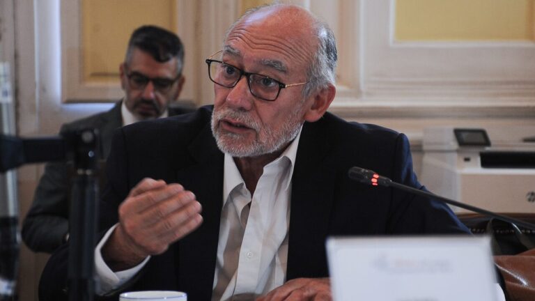 Licencias médicas: Senador Flores cuestiona permanencia de la superintendenta de la Suseso