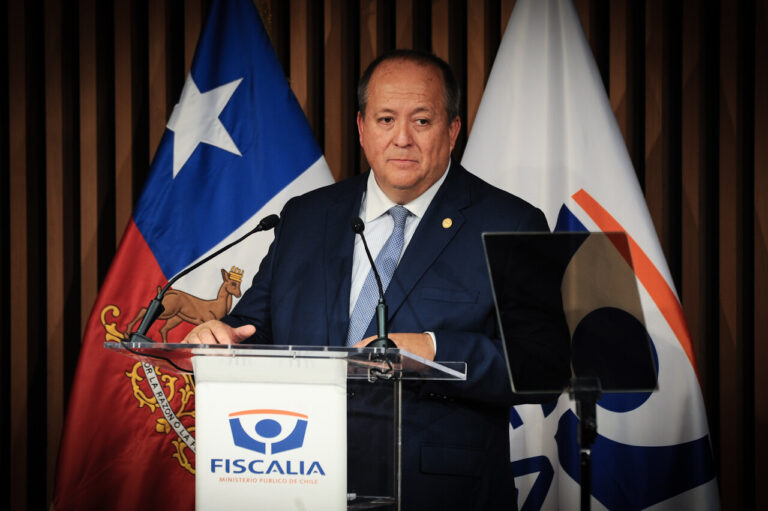 Fiscalía Nacional informa que 10 fiscales y 32 funcionarios viajaron al extranjero mientras estaban con licencia médica