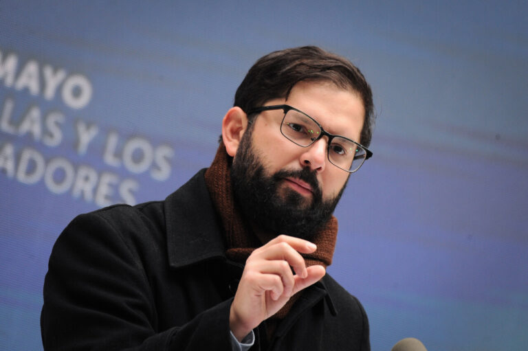 Presidente Boric escribe emotivo mensaje a excrack de la UC por su retiro: “Chile siempre será tu casa”