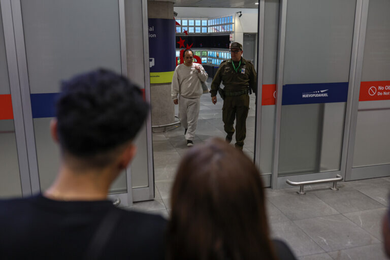 Tercer vuelo con chilenos deportados desde EE.UU. aterrizó en Santiago: Uno quedó detenido por orden judicial pendiente