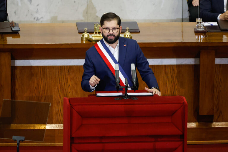 Boric homenajea a funcionarios fallecidos de Carabineros y PDI: “No pertenecen a un gobierno ni a un sector, son mártires de Chile”