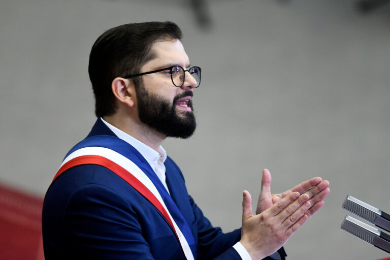 Subsidio al empleo, fin de las termoeléctricas y extensión del transporte público: Las promesas finales del Gobierno de Boric