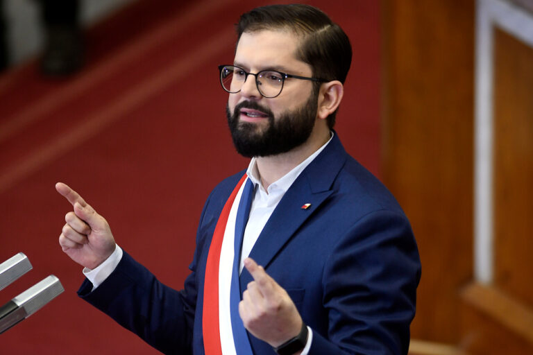 Cadem: Aprobación de Boric subió 5 puntos tras Cuenta Pública y anuncio de extensión del Metro obtuvo un 87% de apoyo