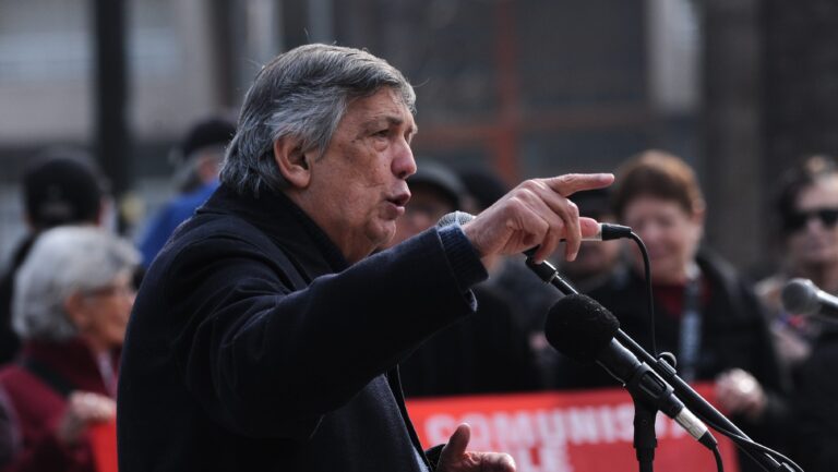 Carmona llama a la “sana responsabilidad” a Tohá y le recuerda que “esto no es un club de mellizos” tras críticas al PC