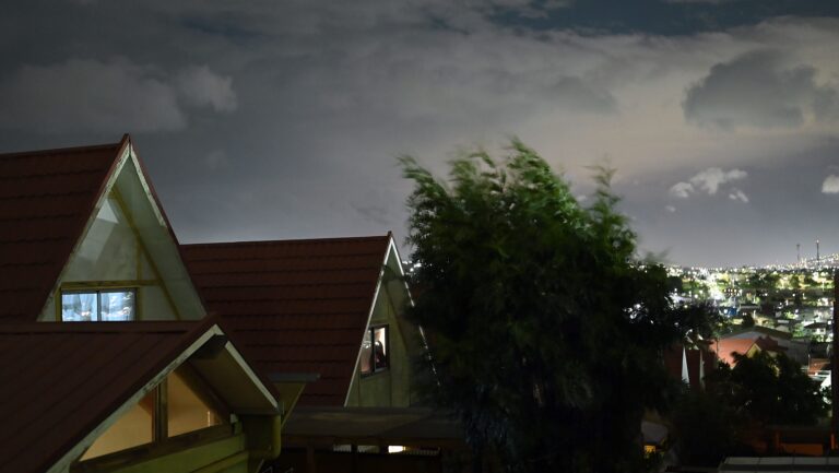 Intensas rachas de viento afectarán a siete regiones: Entre 50 y 80 km/h